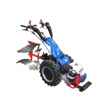Motoculteur équipé d'une charrue et d'un rotavator