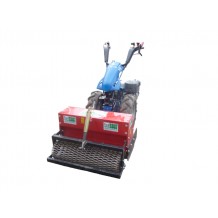 Motoculteur équipé d'un désherbeur mécanique