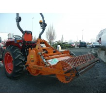 Tracteur 32 cv équipé d'un préparateur de sols 105 cm