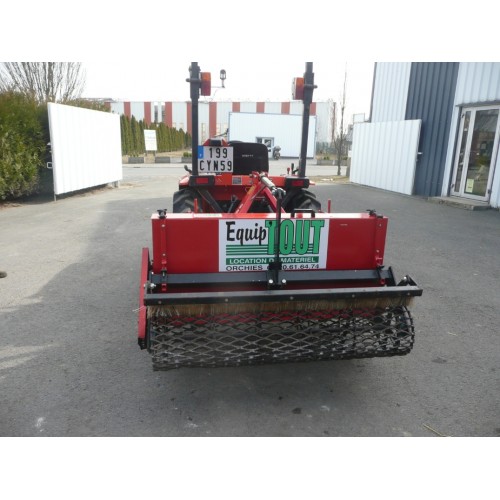 Tracteur 32 cv équipé d'une herse rotative avec semoir intégré Tracteur 32 cv équipé d'une herse rotative avec semoir intégré
