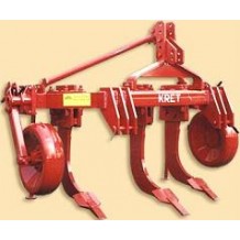 Tracteur 20 - 25 cv équipé d'un décompacteur 3 dents et d'un rotavator 130 cm