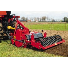 Tracteur 20 - 25 cv équipé d'un décompacteur 3 dents et d'un préparateur de sols 90 cm