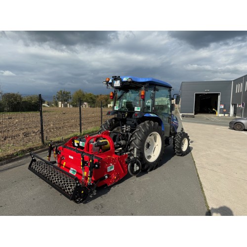Tracteur 65 cv &eacute;quip&eacute; d'un pr&eacute;parateur de sols 145 cm