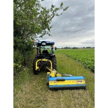 Tracteur 65 cv équipé d'une débroussailleuse d'accotement